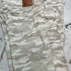 🍉Levi's Beige Camouflage Crop Pants